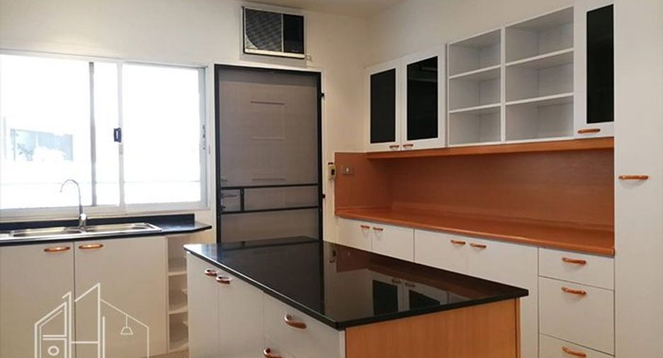 Condo en alquiler de 3 habitaciones en Khlong Toei, Bangkok