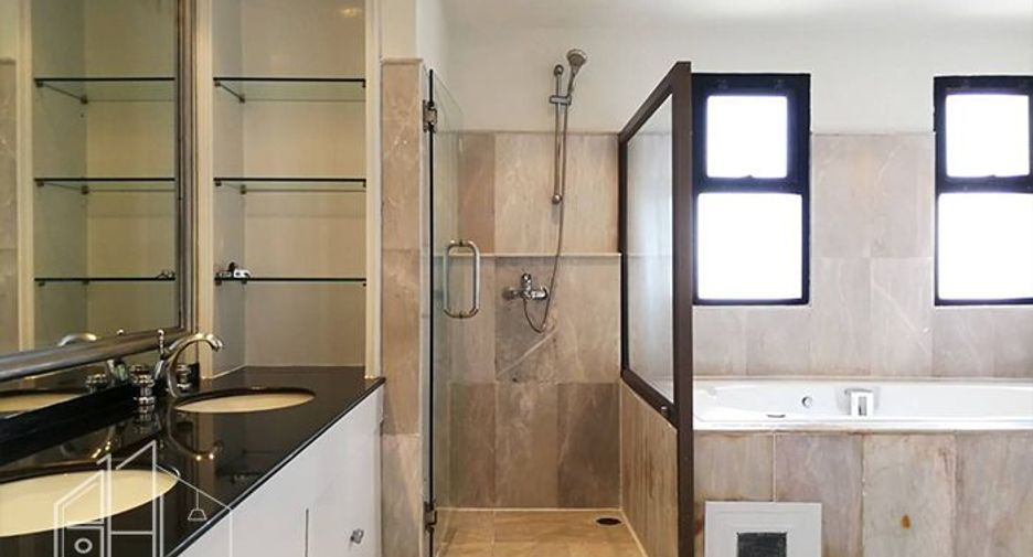 Condo en alquiler de 3 habitaciones en Khlong Toei, Bangkok
