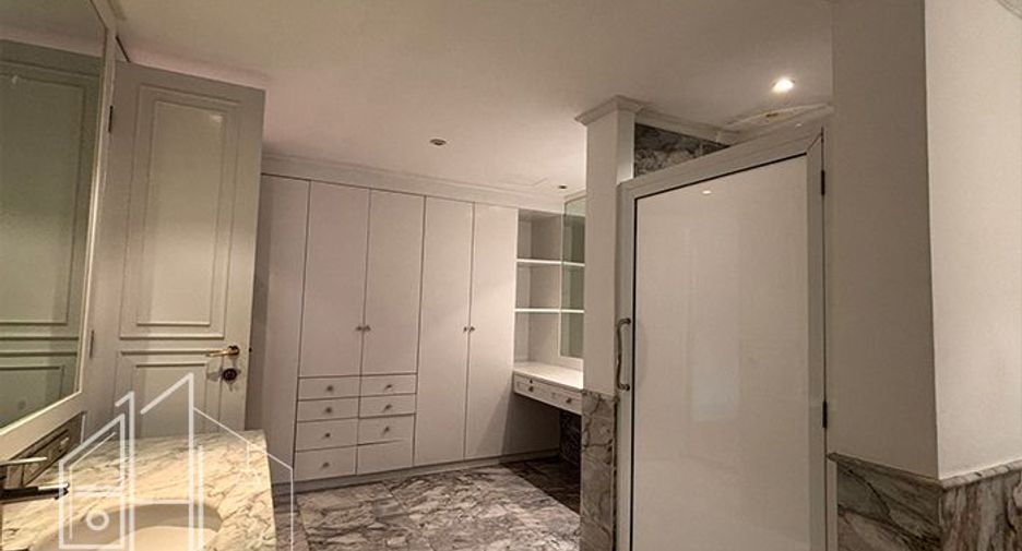 Apartamento en alquiler de 3 habitaciones en Khlong Toei, Bangkok