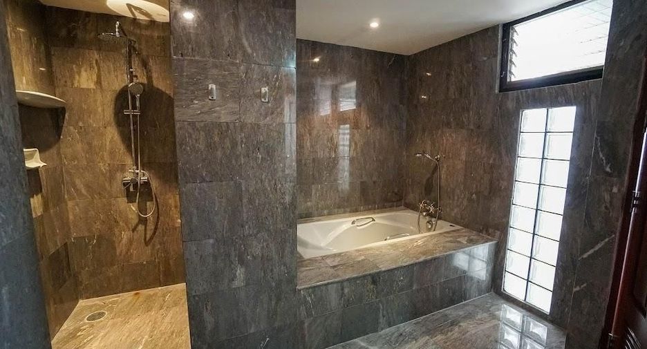 For rent 3 bedrooms condo in Watthana, Bangkok
