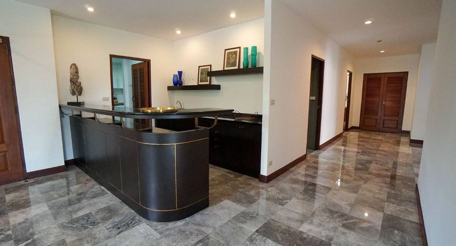 For rent 3 bedrooms apartment in Watthana, Bangkok