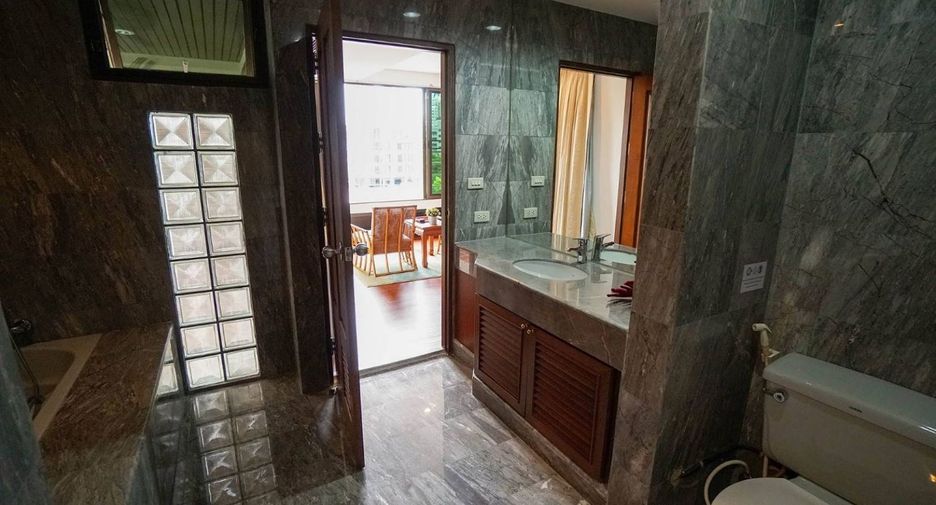 For rent 3 bedrooms apartment in Watthana, Bangkok