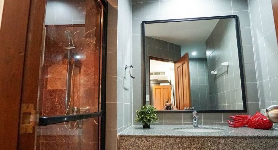 For rent 3 bedrooms apartment in Watthana, Bangkok