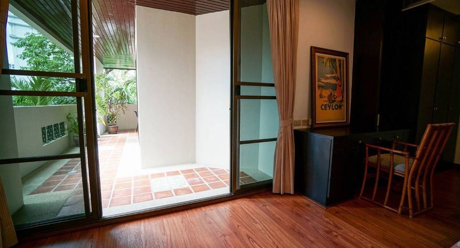 For rent 3 bedrooms apartment in Watthana, Bangkok