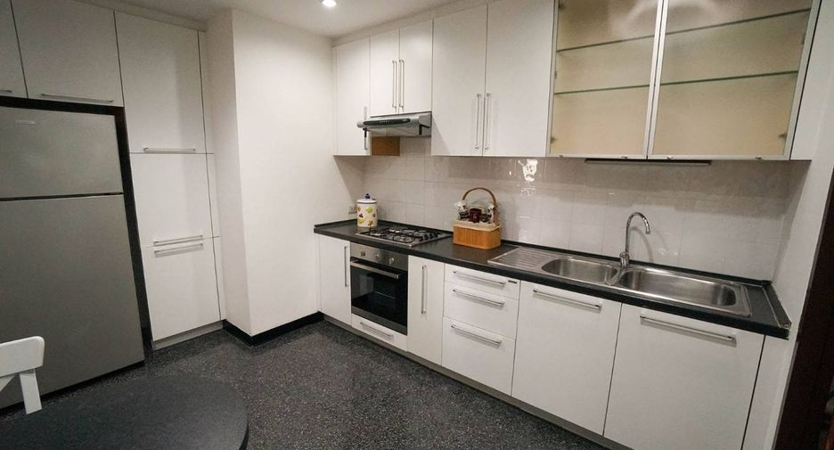 For rent 3 bedrooms apartment in Watthana, Bangkok