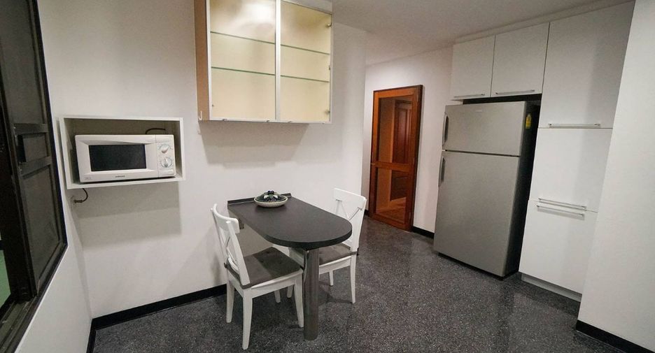 For rent 3 bedrooms apartment in Watthana, Bangkok