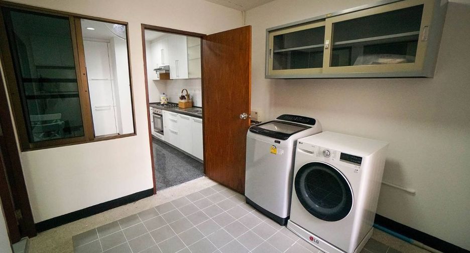 For rent 3 bedrooms apartment in Watthana, Bangkok