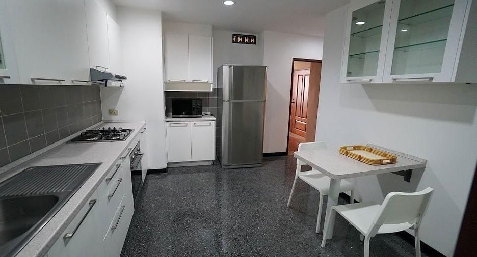 For rent 3 bedrooms apartment in Watthana, Bangkok