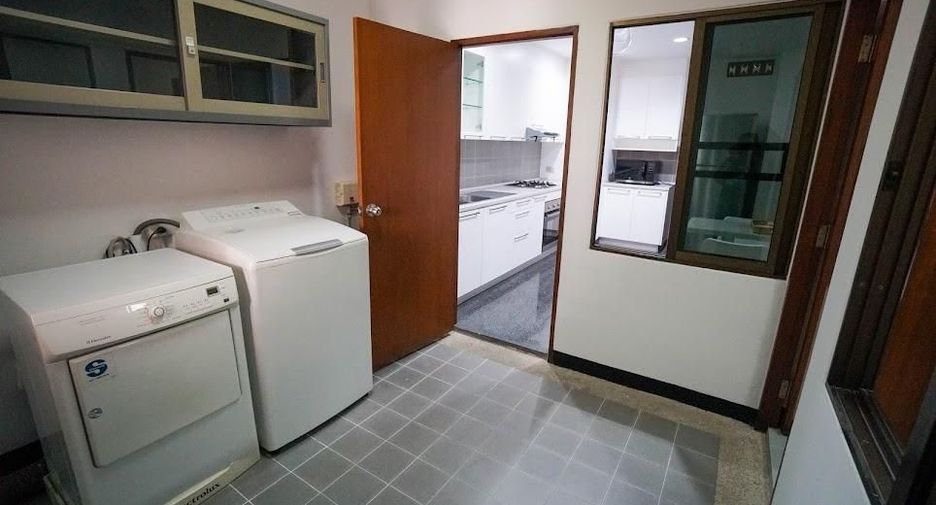 For rent 3 bedrooms apartment in Watthana, Bangkok