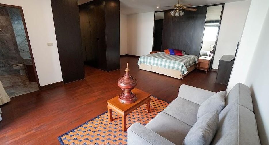 For rent 3 bedrooms apartment in Watthana, Bangkok