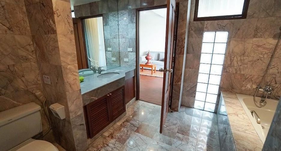 For rent 3 bedrooms apartment in Watthana, Bangkok