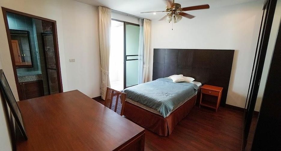 For rent 3 bedrooms apartment in Watthana, Bangkok