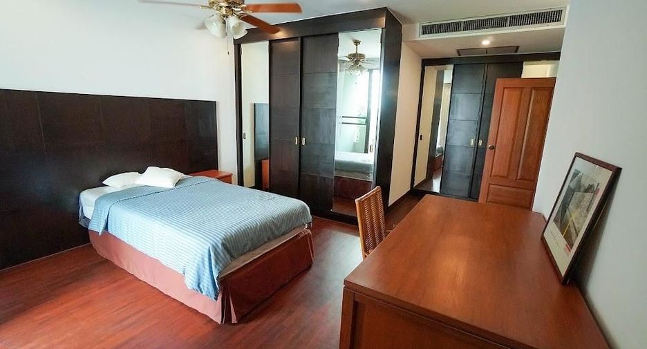 For rent 3 bedrooms apartment in Watthana, Bangkok