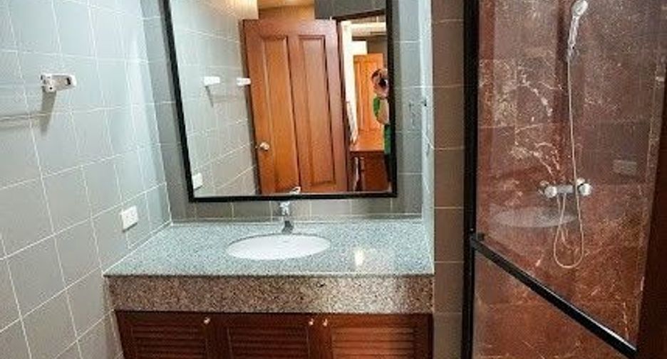 For rent 3 bedrooms apartment in Watthana, Bangkok