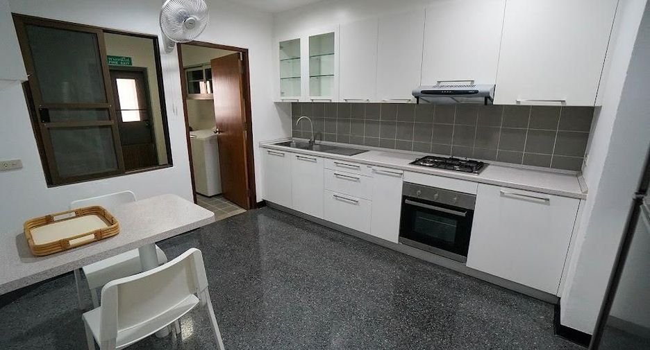 For rent 3 bedrooms apartment in Watthana, Bangkok