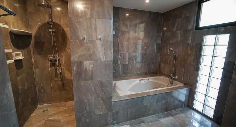 For rent 3 bedrooms condo in Watthana, Bangkok
