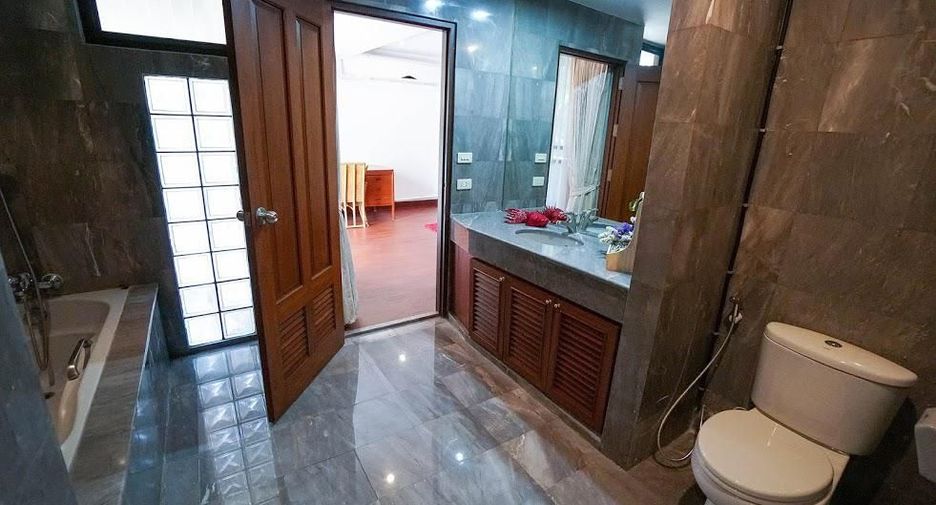 For rent 3 bedrooms condo in Watthana, Bangkok