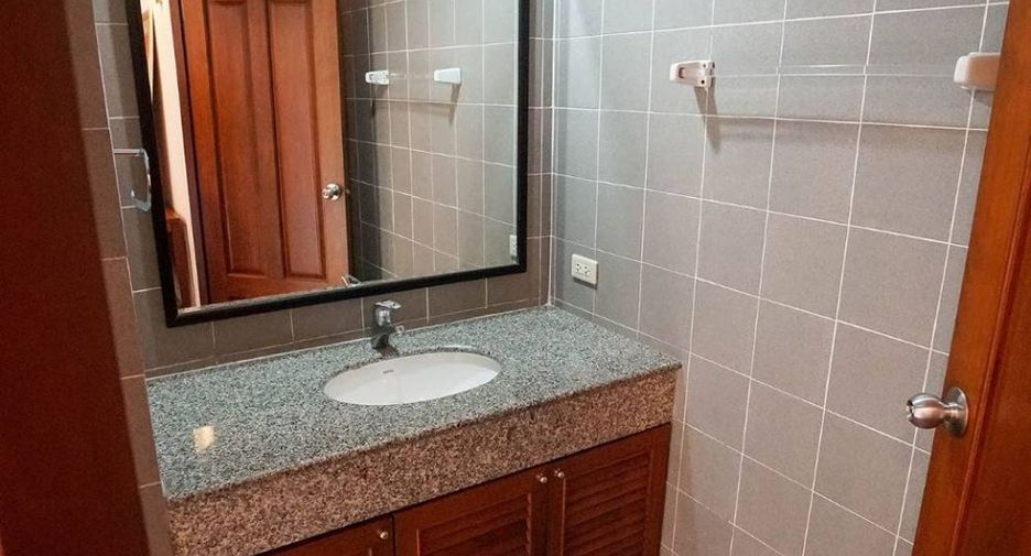 For rent 3 bedrooms apartment in Watthana, Bangkok