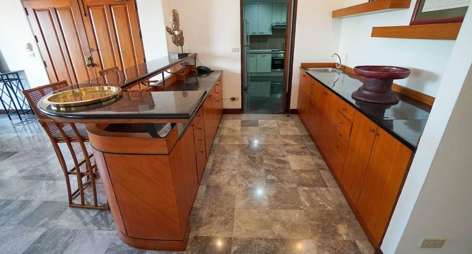 For rent 3 bedrooms apartment in Watthana, Bangkok