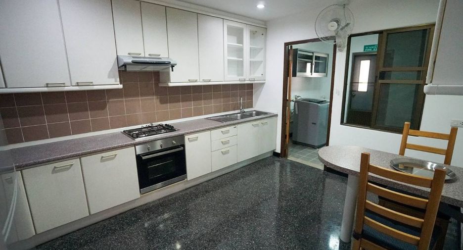 For rent 3 bedrooms apartment in Watthana, Bangkok