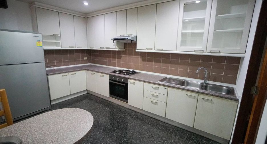 For rent 3 bedrooms apartment in Watthana, Bangkok