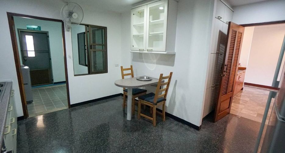 For rent 3 bedrooms apartment in Watthana, Bangkok
