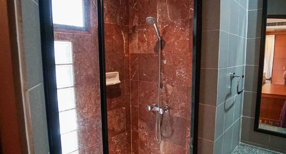 For rent 3 bedrooms apartment in Watthana, Bangkok
