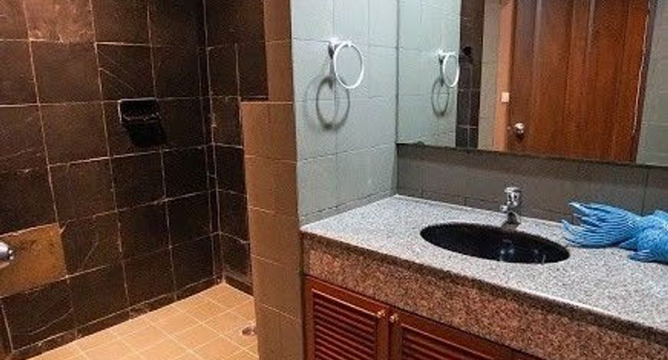 For rent 3 bedrooms condo in Watthana, Bangkok