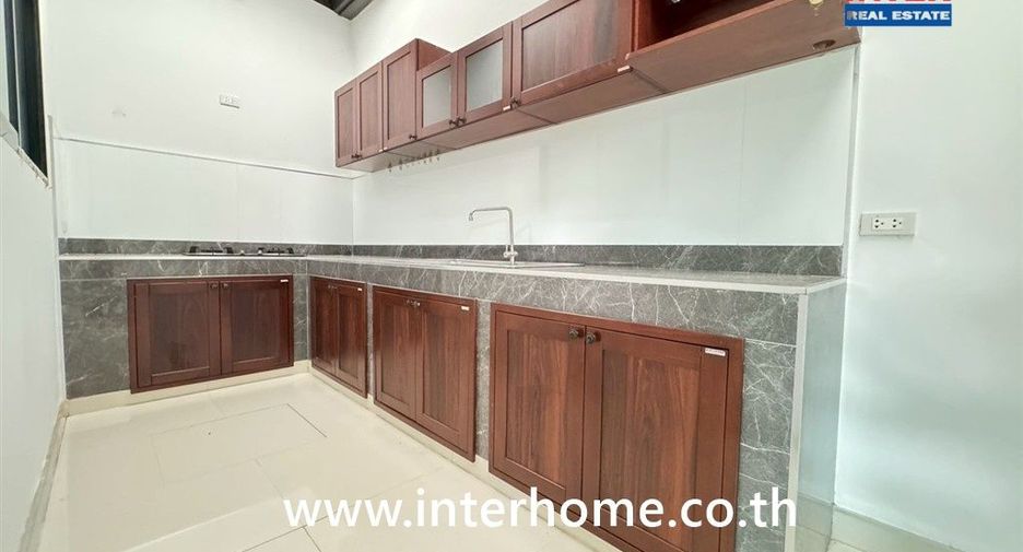 出售 4 卧室 联排别墅 在 Lat Lum Kaeo, Pathum Thani