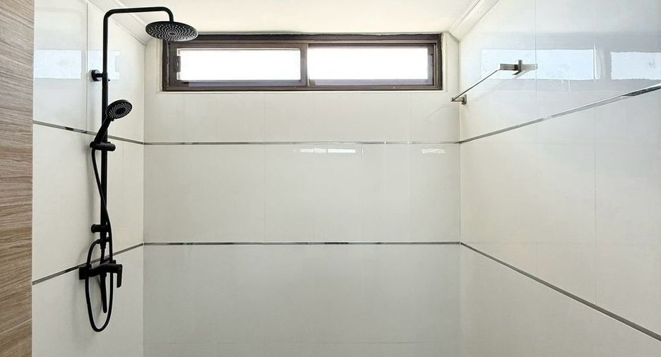 Аренда и продажа 3 спальни кондо в Кхлонг Тоеи, Бангкок