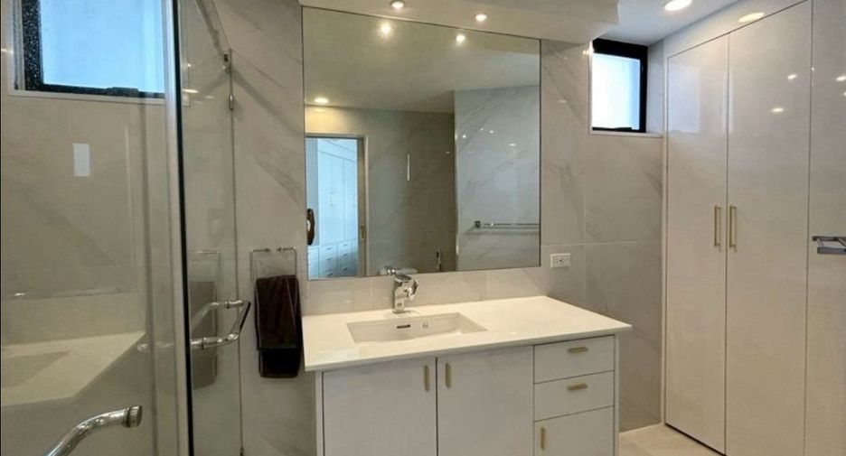 Condo en venta de 3 habitaciones en Khlong Toei, Bangkok