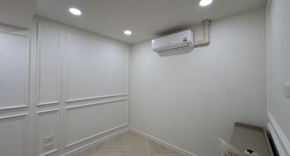 For sale 2 bedrooms condo in Huai Khwang, Bangkok