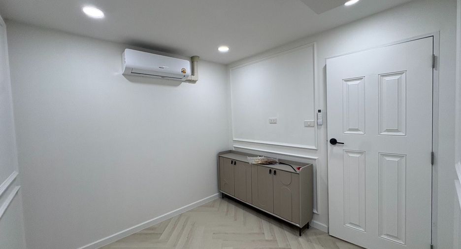 For sale 2 bedrooms condo in Huai Khwang, Bangkok