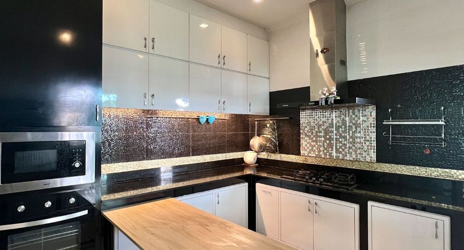 For sale 5 bedrooms house in Lam Luk Ka, Pathum Thani