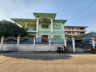 Casa en venta de 5 habitaciones en Phra Samut Chedi, Samut Prakan