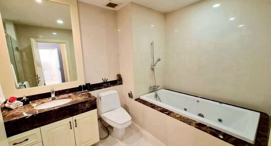 For rent 4 bedrooms condo in Watthana, Bangkok