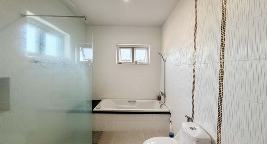 À louer 4 chambres villa à Bang Lamung, Chonburi