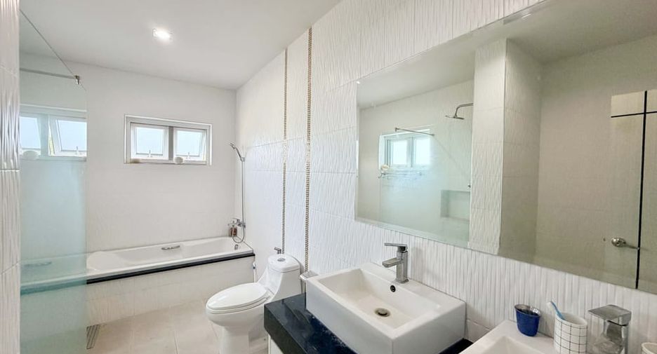 À louer 4 chambres villa à Bang Lamung, Chonburi