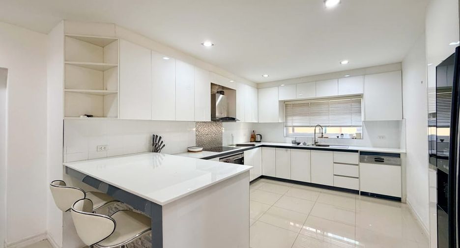À louer 4 chambres villa à Bang Lamung, Chonburi