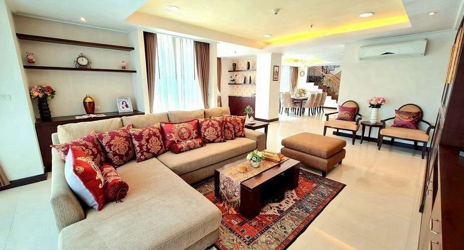 For rent 4 bedrooms condo in Watthana, Bangkok