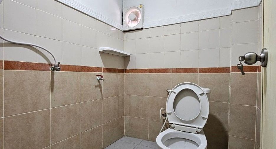For sale 5 bedrooms townhouse in Mueang Chon Buri, Chonburi