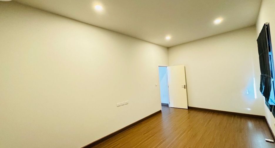 For sale 4 bedrooms house in Khlong Sam Wa, Bangkok