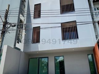 出租 5 卧室 联排别墅 在 Prawet, 曼谷