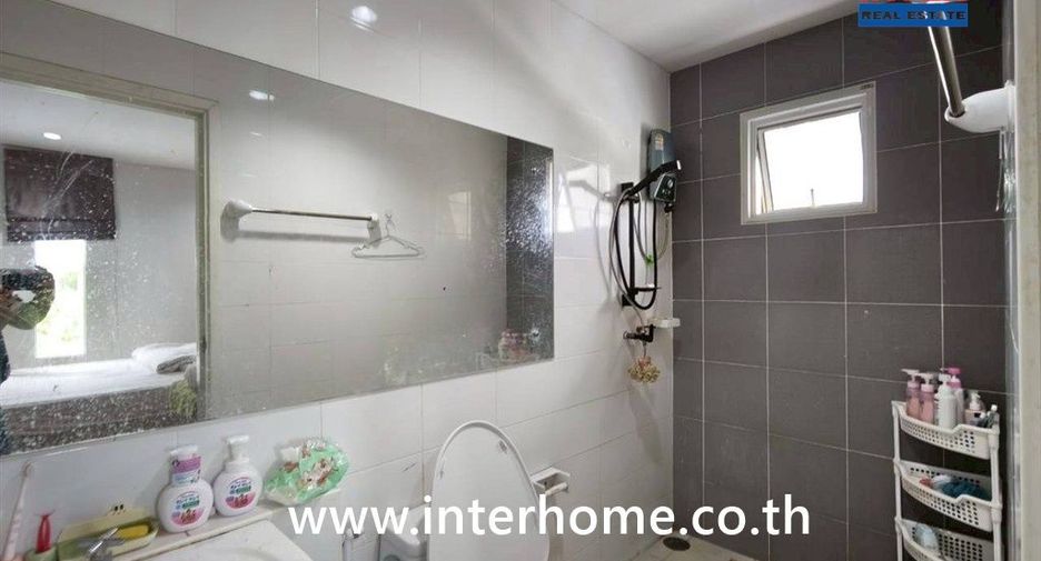 For sale 5 bedrooms townhouse in Mueang Pathum Thani, Pathum Thani
