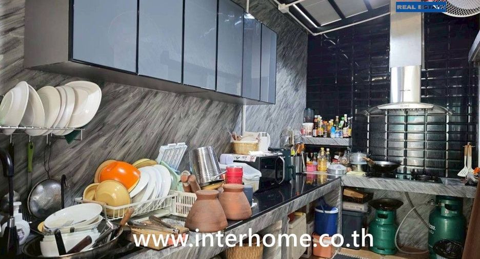 For sale 5 bedrooms townhouse in Mueang Pathum Thani, Pathum Thani