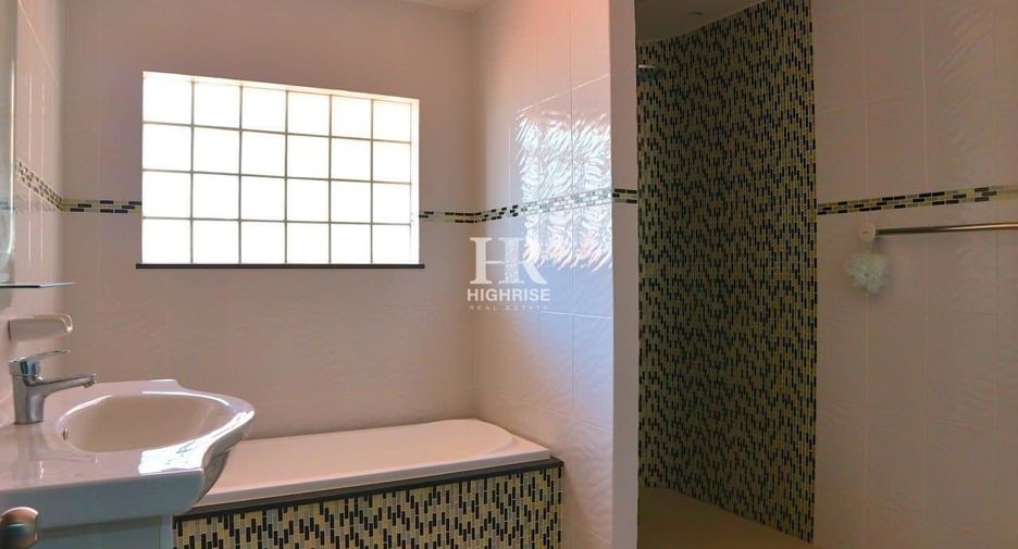 For sale 4 bedrooms villa in Bang Lamung, Chonburi
