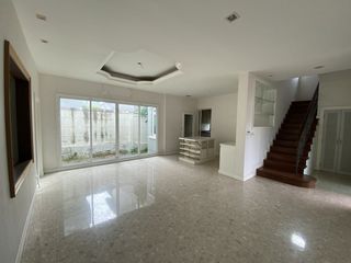For sale 5 bedrooms house in Saphan Sung, Bangkok