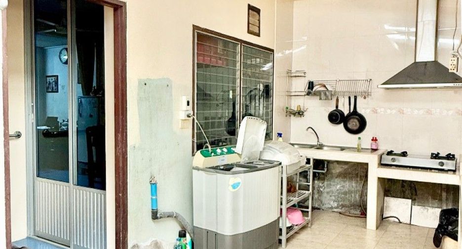 For sale 3 bedrooms townhouse in Ban Bueng, Chonburi