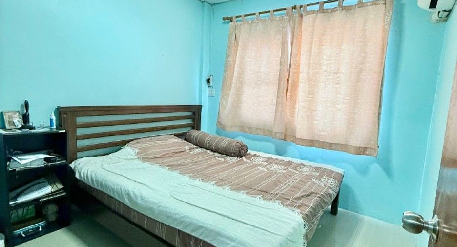 For sale 3 bedrooms townhouse in Ban Bueng, Chonburi