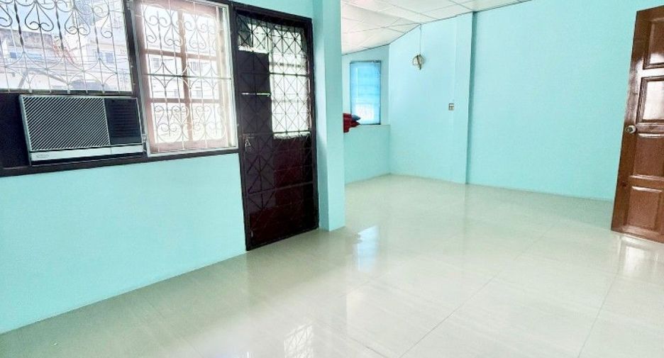 For sale 3 bedrooms townhouse in Ban Bueng, Chonburi